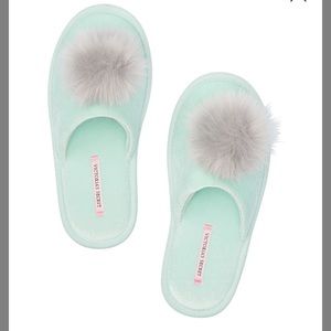 🆕 Victoria Secret Pom Pom Slippers - Small
